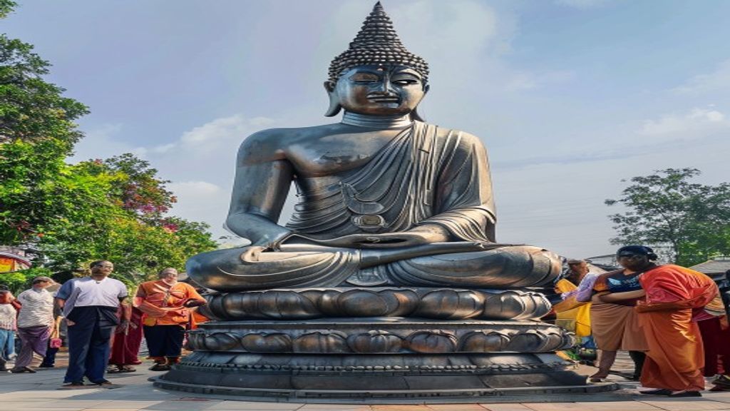 ප්‍රධාන මන්ත්‍රී හරිනි අමරසූරියා: රටේ සැබෑ ප්‍රගතිය සම්ප්‍රදායික මූලධර්ම හා ආත්මීය වර්ධනයෙන්